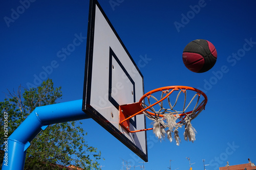 Canasta de baloncesto con pelota entrando en el aro