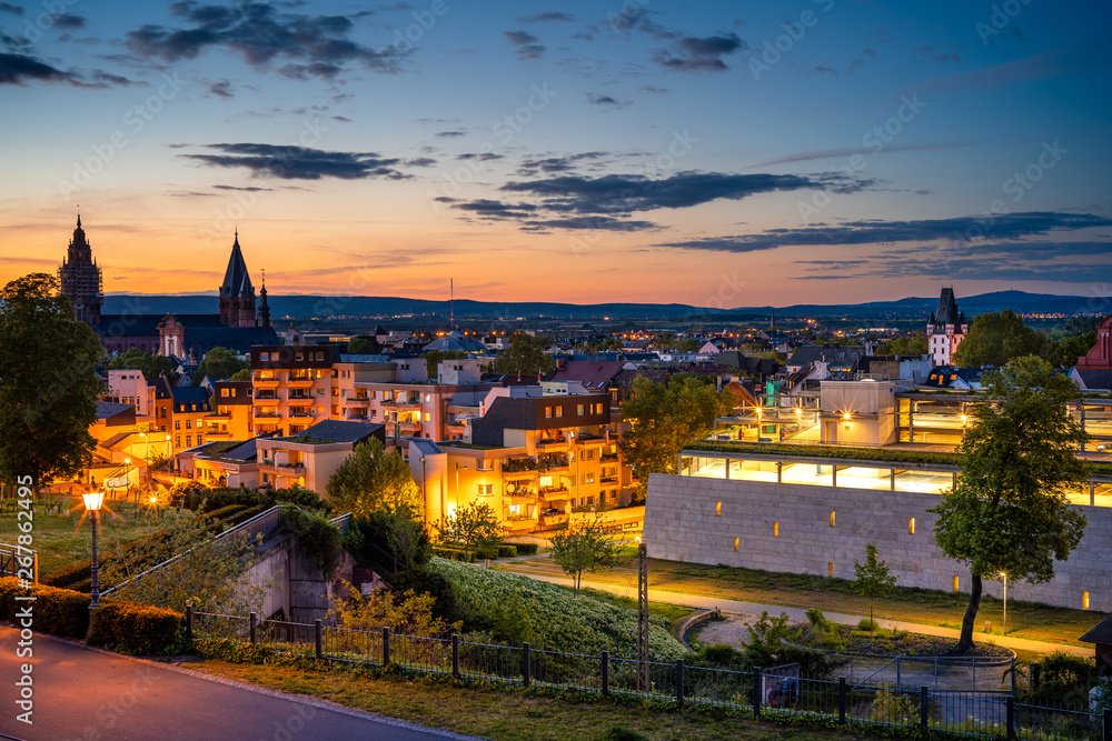 Obraz premium Abenddämmerung über Mainz
