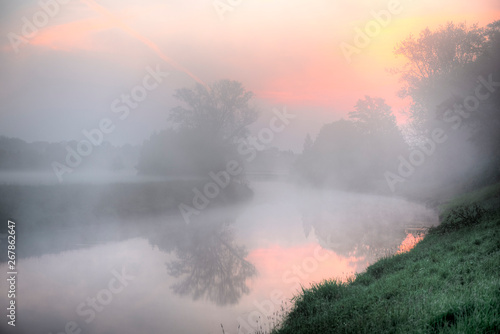 Am Fluß Nidda in Frankfurt am Main am frühen Morgen