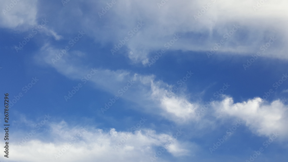 Fundo com núvens brancas e céu azul Fundo com núvens brancas e céu azul