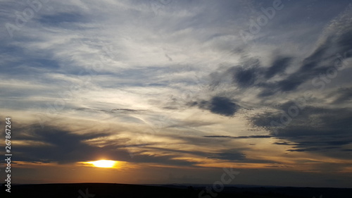 Fundo com pôr-do-sol e textura de núvens formando arte no céu