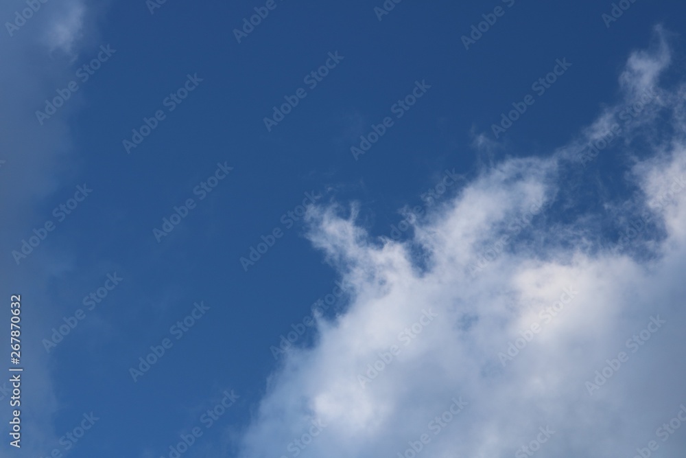 Fototapeta premium 春の上高地の青い空と白い雲