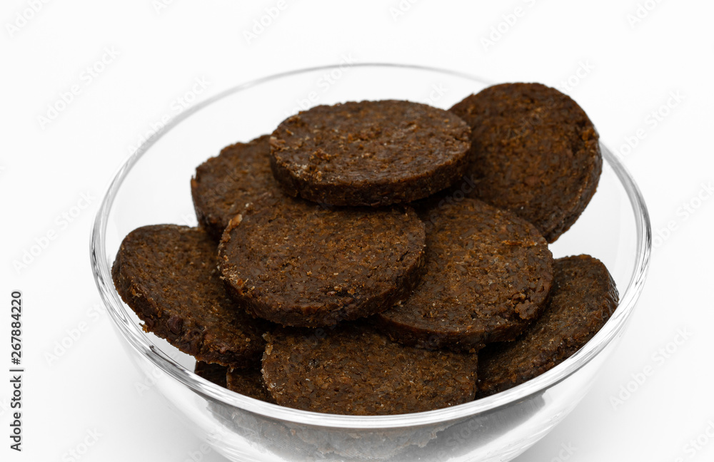 Pumpernickel in einer Glasschale Pumpernickel in einer Glasschale