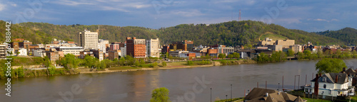 Obraz na płótnie The Ohio River cuts Through Wheeling West Virginia and Bridgeport Ohio w salonie