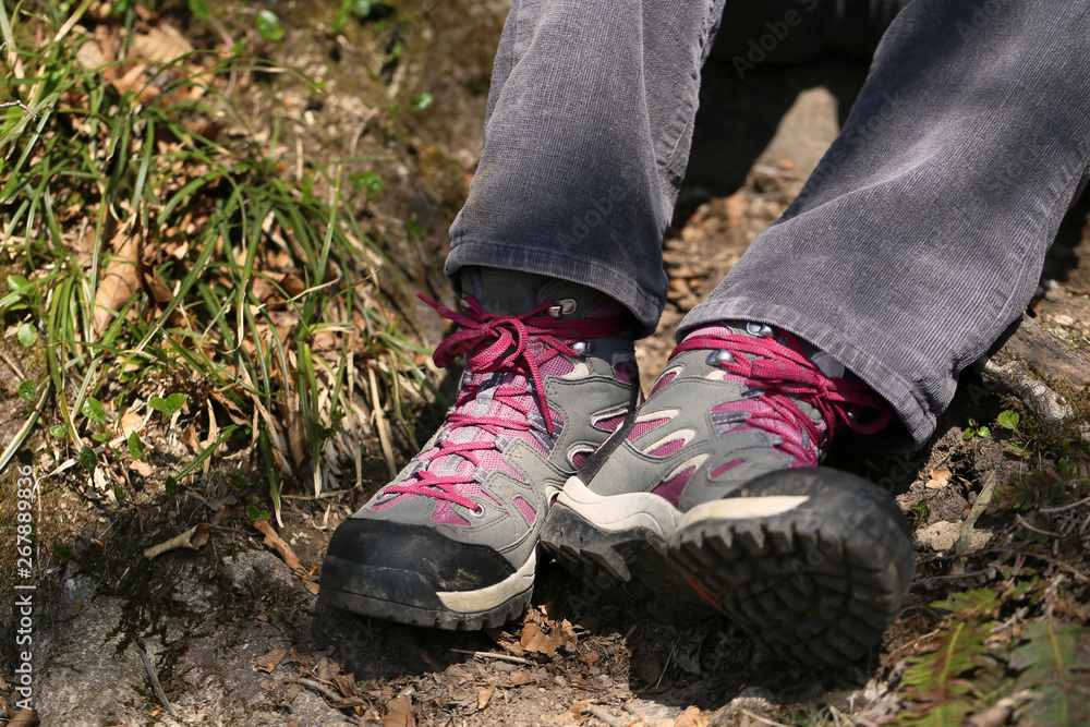 登山中の女性のトレッキングシューズ 登山中の女性のトレッキングシューズ