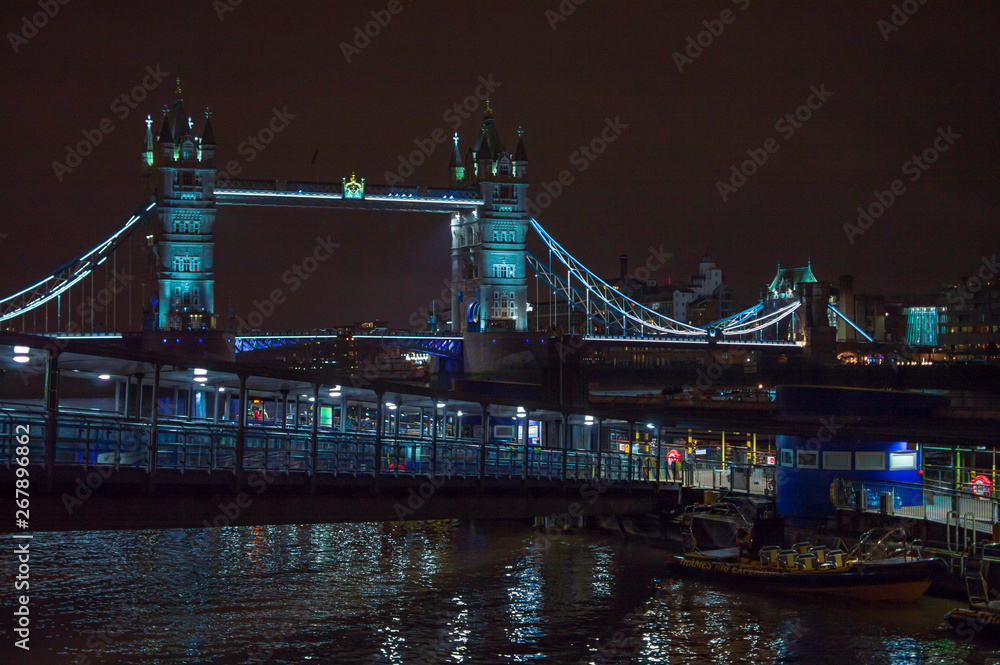 Obraz premium London river thames at night with calm water and tower bridge
