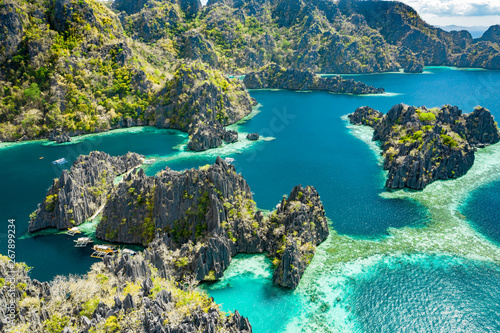 Tapet Aerial view of beautiful lagoons and limestone cliffs of Coron, Palawan, Philipp
