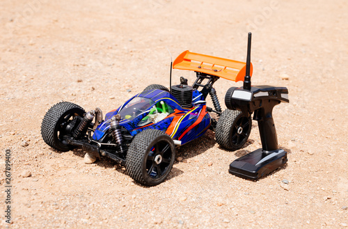 Fotografía rc toy car rally on dirt track