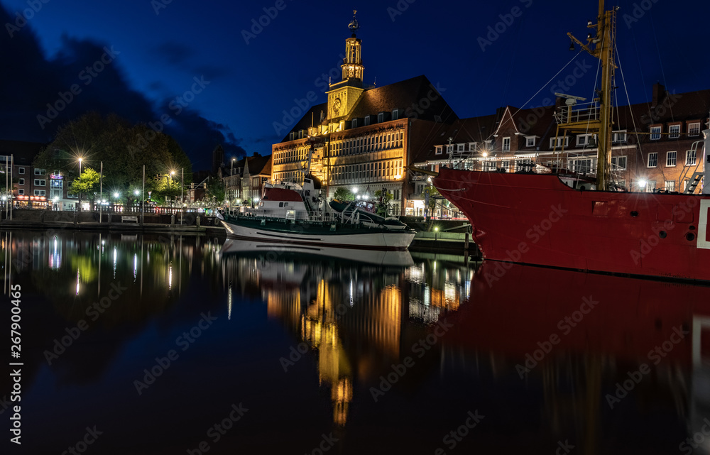 Rathaus Emden bei Nacht