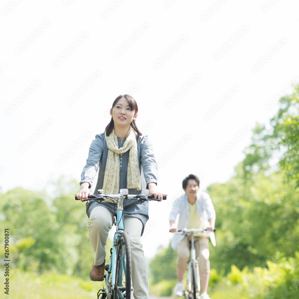 Obraz premium 自転車に乗るカップル