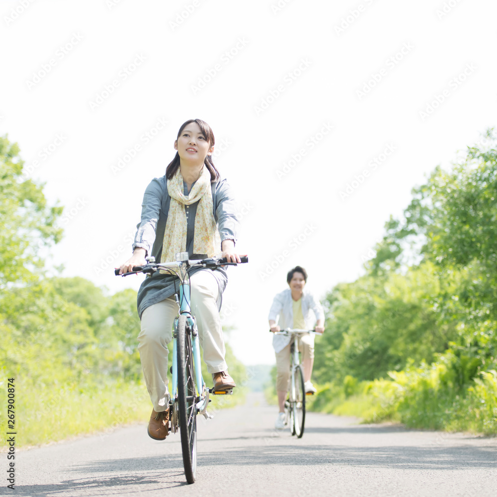 自転車に乗るカップル