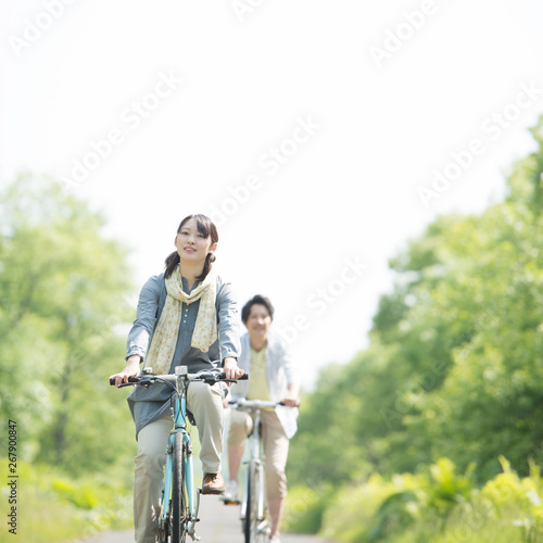 自転車に乗るカップル © ohayou!