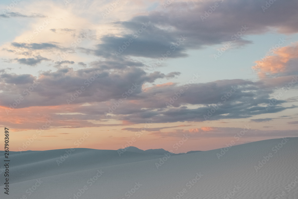 Obraz premium pink desert sunset at White Sand National Monument, New Mexico