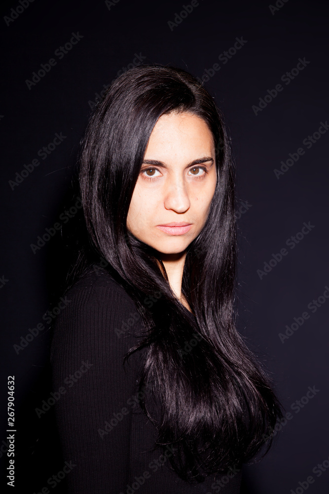 Naklejka premium Retrato sobre fondo negro