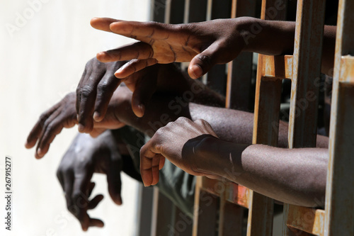 Canvas Print migrant black hands
