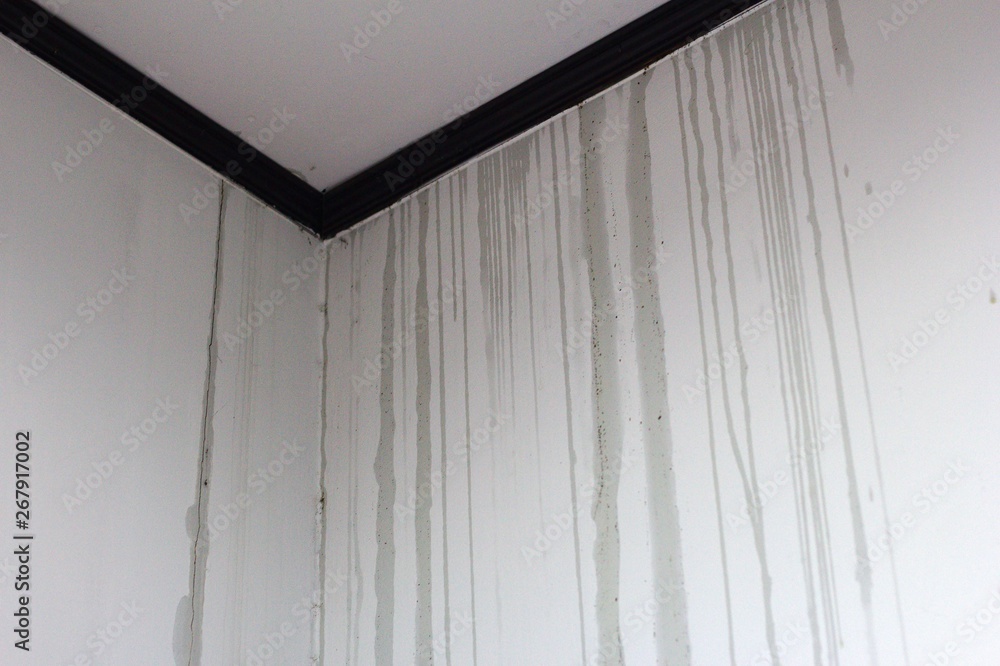 Water flowing from the ceiling.Water marks flow from the edge of the