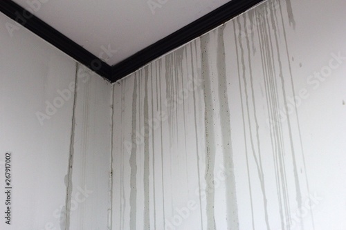 Water flowing from the ceiling.Water marks flow from the edge of the ceiling to the wall. Rainy days, dirty walls, dirty