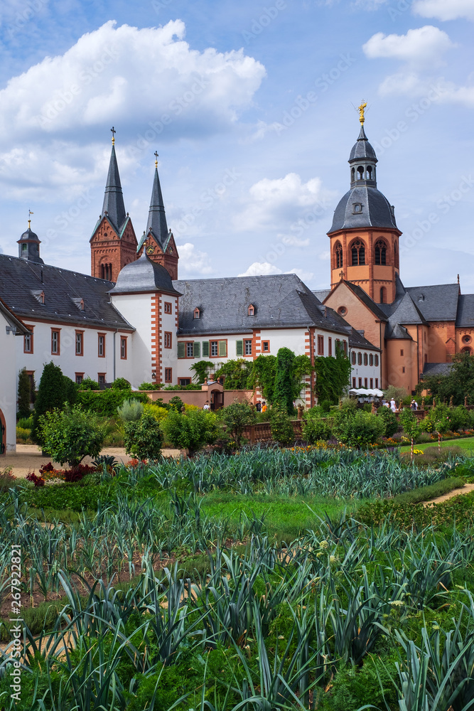 Die Einhardsbasilika und der Klostergarten in Seligenstadt
