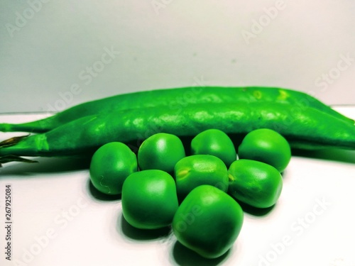 Tapety artystyczne Mutter, Peas isolated on white background