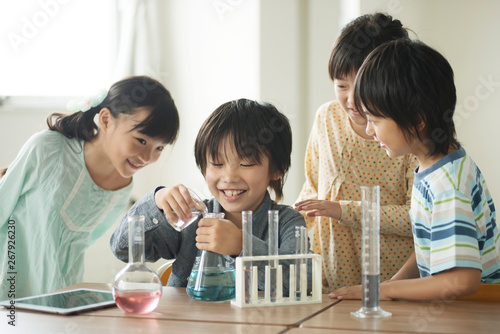 Foto 実験をする小学生