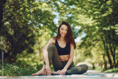 Foto Beautiful and slender girl doing yoga in nature
