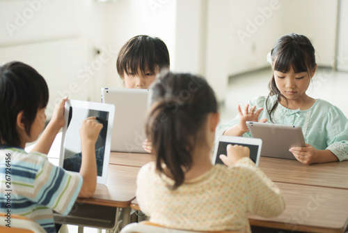 タブレットPCを操作する小学生