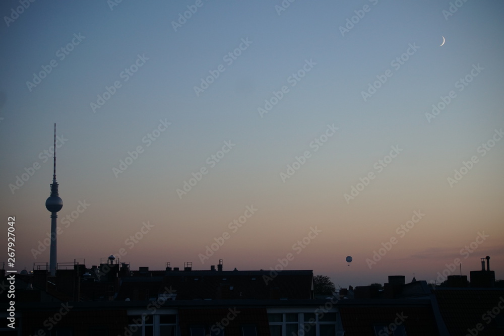 Sonnenuntergang über Berlin in Abendstimmung Sonnenuntergang über Berlin in Abendstimmung