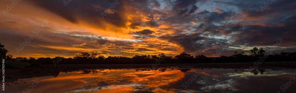 Obraz premium beautiful Panoramic sunset in the queensland outback 200 km north of cloncurry, queensland australia
