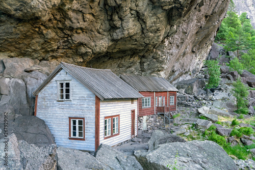 Helleren, Häuser unter Felsvorsprung, Jøssingfjord, Sokndal, Norwegen