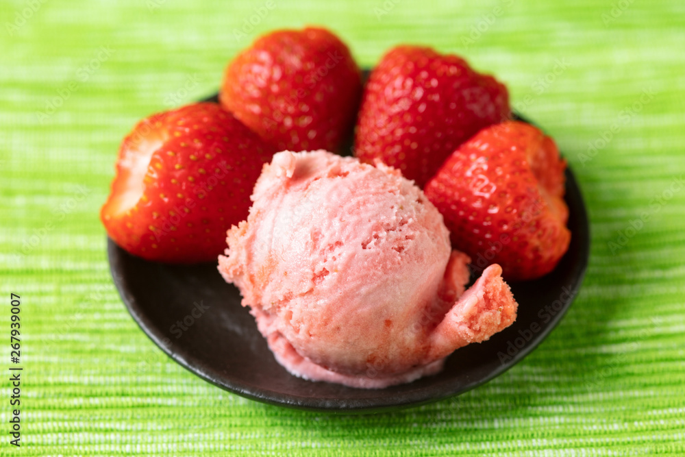 Frische Kugel Erdbeereis mit Erdbeeren Frische Kugel Erdbeereis mit Erdbeeren