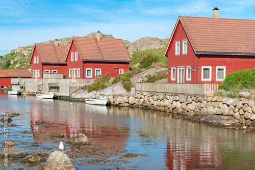 Rote Ferienhäuser mit Boot in Norwegen photo