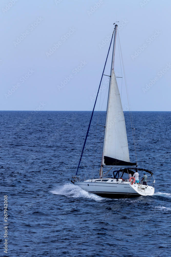 Naklejka premium Jacht pływa po otwartym morzu