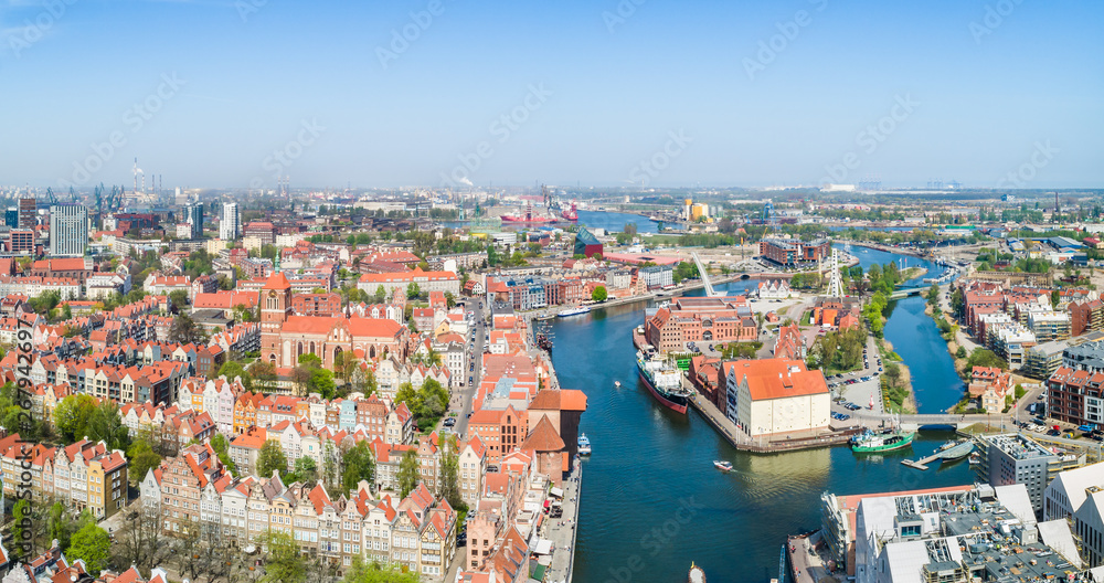 Naklejka premium Panoram Gdańska z Motławą i Ołowianką. Miasto z lotu ptaka.