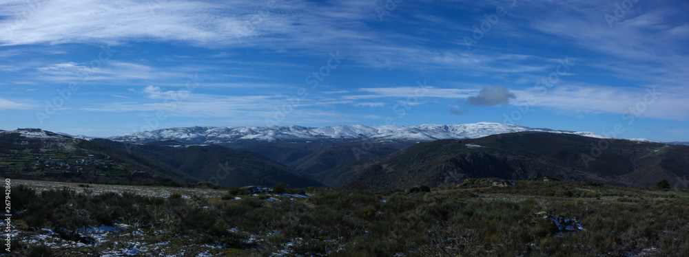 montañas nevadas pueblo