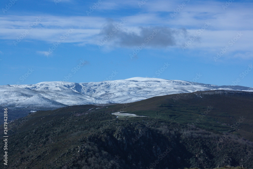 Fototapeta premium montañas nevadas pueblo