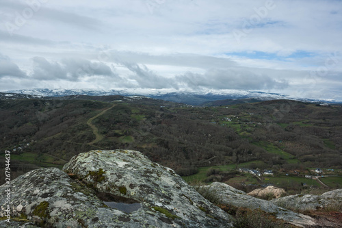 montañas nieve y pueblo