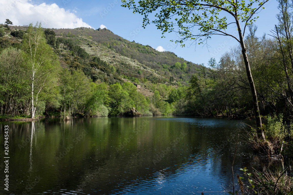 rio y montaña