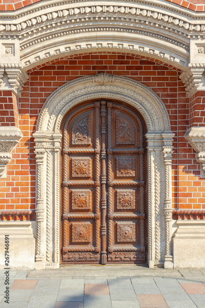 Beautiful arched door, decorated with carvings, an old mansion. The arch of white stone is decorated with stone carvings. Beautiful arched door, decorated with carvings, an old mansion. The arch of white stone is decorated with stone carvings.