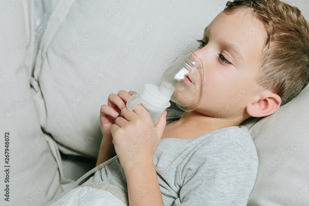 the child breathes in the nebulizer, the child is sick the child breathes in the nebulizer, the child is sick