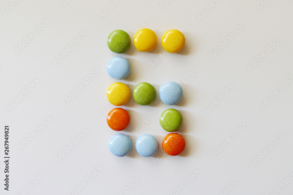 カラフルなチョコを並べて作った「6」 カラフルなチョコを並べて作った「6」