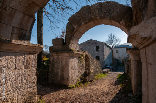 Sepino. Saepinum è un'area archeologica di epoca romana ubicata nella regione Molise, in provincia di Campobasso, e situata nella piana alle falde del Matese.