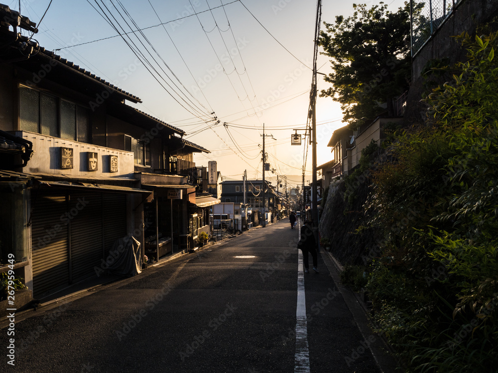 Strada di Kyoto con cavi elettrici in vista