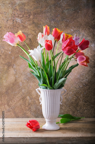 Bouquet of tulips in vase.