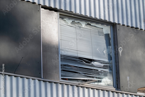 Fotografia broken window with Venetian blind