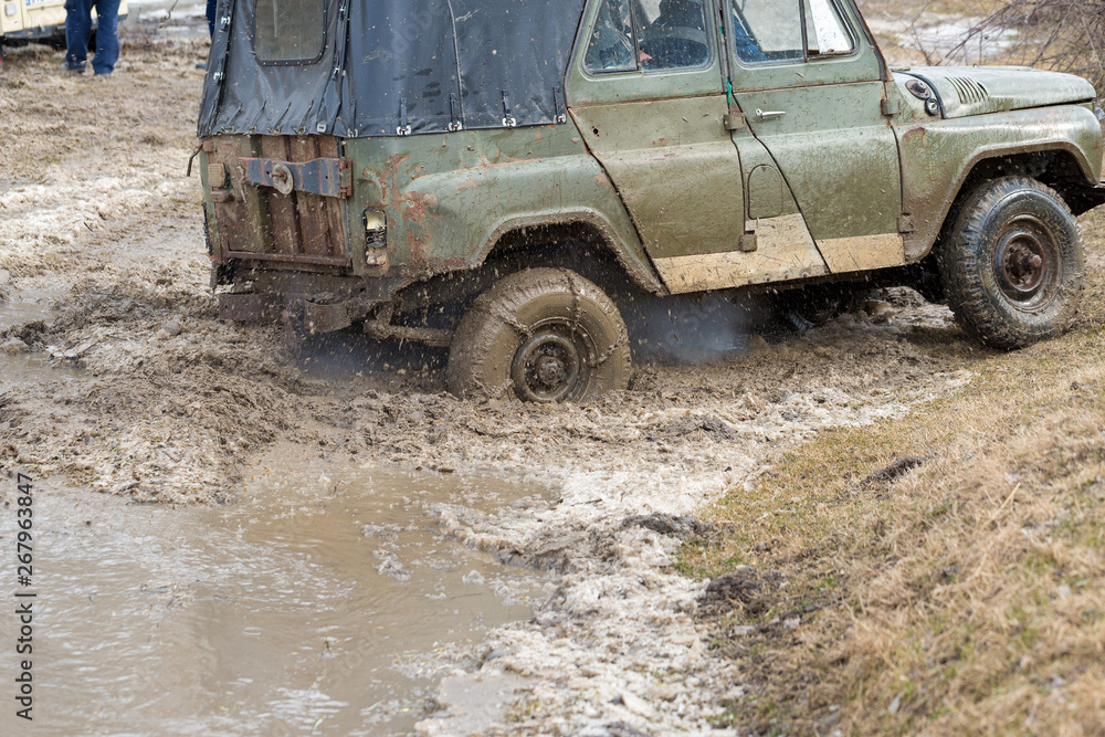  Rally on Russian SUVs in the mud in winter, Trapped all-terrain vehicle pulled out of the river
