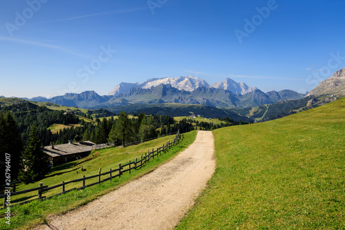 panorama in val Badia, Dolomiti. Sullo sfondo la Marmolada