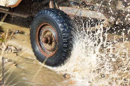  Rally on Russian SUVs in the mud in winter, Trapped all-terrain vehicle pulled out of the river