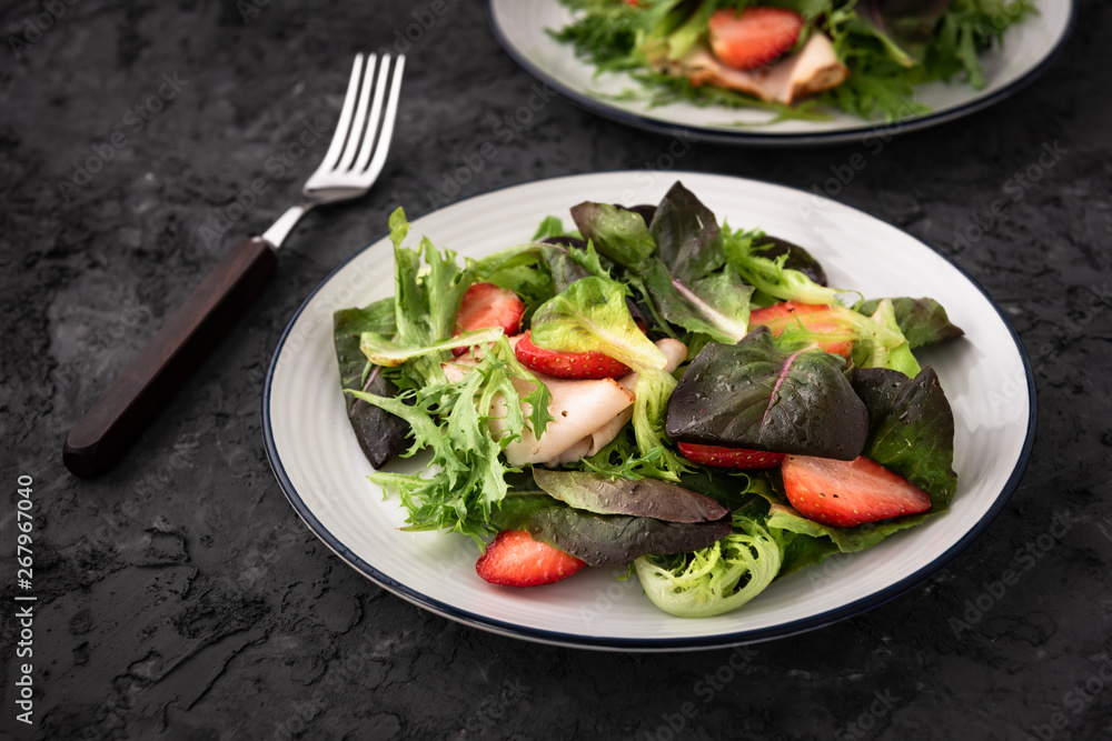 Salad with Strawberries and ham