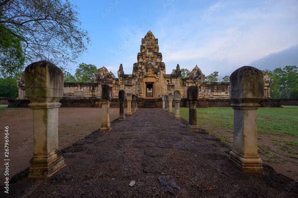 Φωτογραφία Sdok Kok Thom Ancient Temple, is an 11th-century Khmer temple located in Sa Kaeo