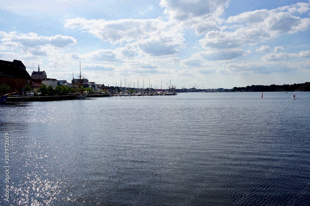 Fototapeta premium Sonniges Panorama der Warnow in Rostock